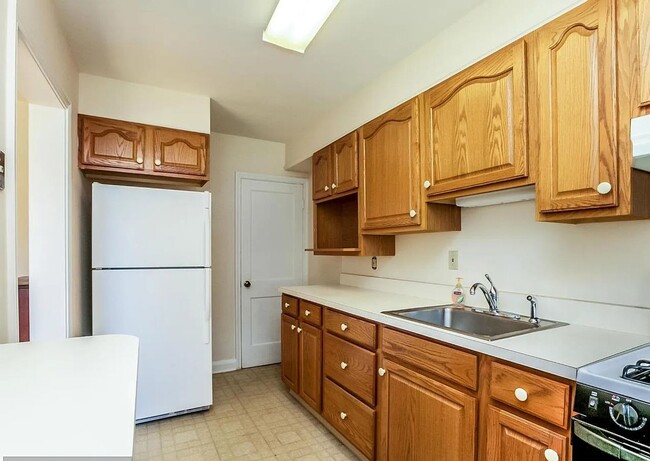 Building Photo - Charming 3-Bedroom Brick Townhome in Parkv...