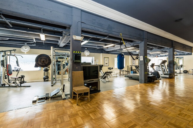 Building Photo - 140 Linden Ave