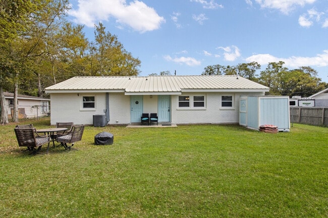 Building Photo - 805 Lewis Ave