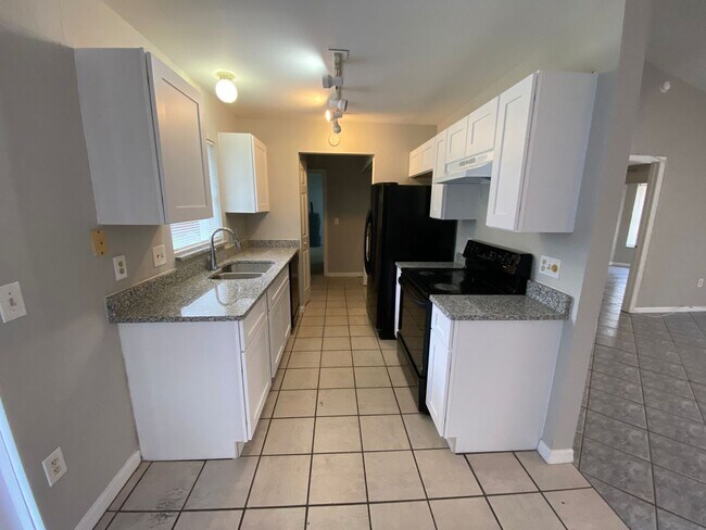 Building Photo - 3 Bedroom 2 Bath Home in East Orlando for Rent