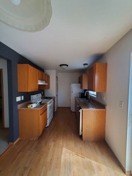 Building Photo - 505 W Shore Dr