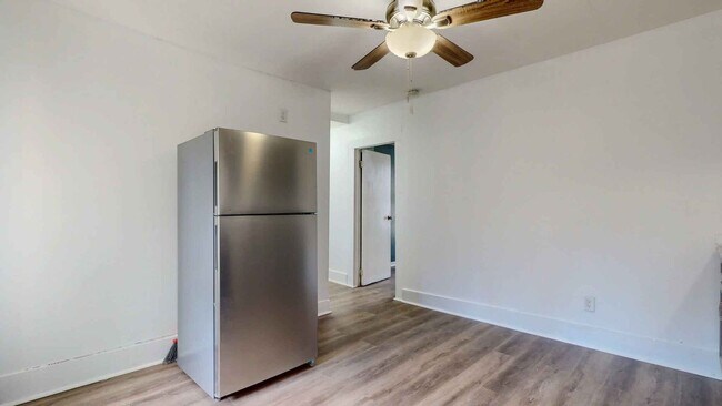 Building Photo - Newly Renovated 2 Bedroom Apartment - Heat...