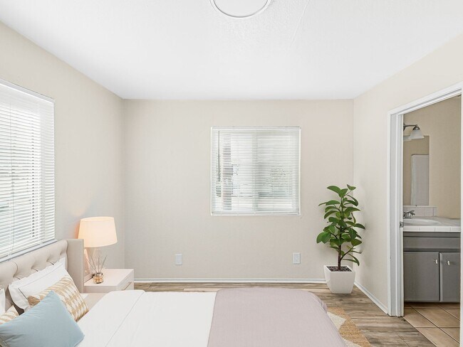 Building Photo - 1005 E Ave R