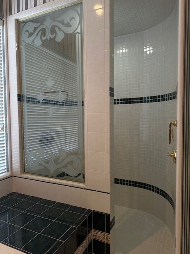 Building Photo - Fabulous Home in Gulf Breeze