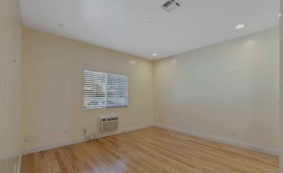 Building Photo - 2020 Hillcrest Dr
