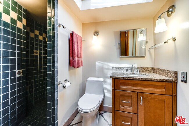 Building Photo - 454 E Rustic Rd