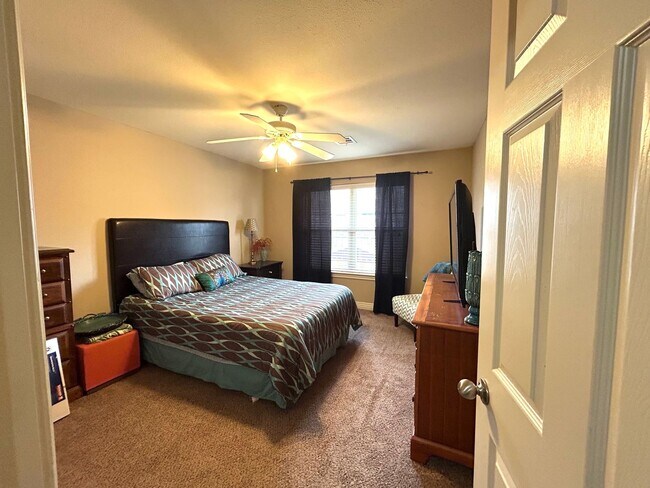 Building Photo - 4 Bedroom 2 Bathroom home