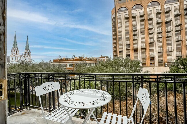 Building Photo - Furnished & Perfectly Located Downtown in ...