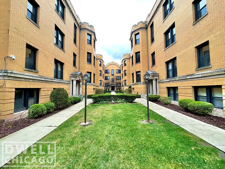 Building Photo - 2414 N Sawyer Ave