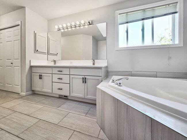 Building Photo - Updated 3-Bedroom Home with Deck Near Renton Landing