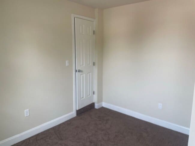 Building Photo - Large beautiful Home waiting for you