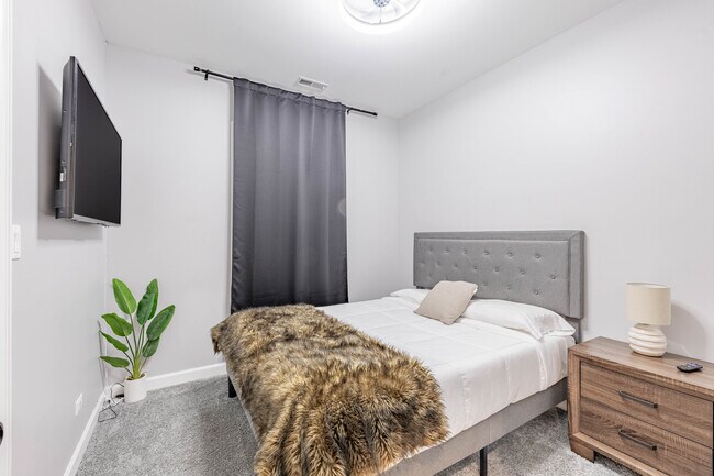 Building Photo - 4634 S Langley Ave