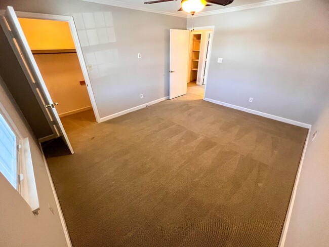 Building Photo - Charming Brick Townhome in Clemmons/Winston Salem w/ Community Pool!
