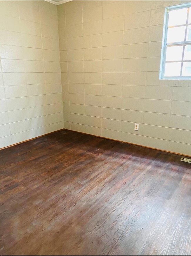 Building Photo - 3322 S Westwood Blvd