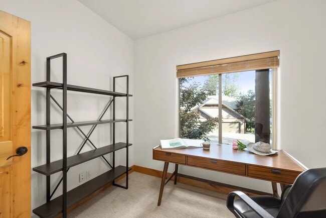Building Photo - 3 Bed 2 Bath Condo!