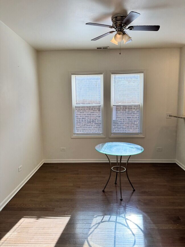 Building Photo - 1748 N Austin Ave