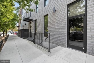 Building Photo - 400 S Conkling St