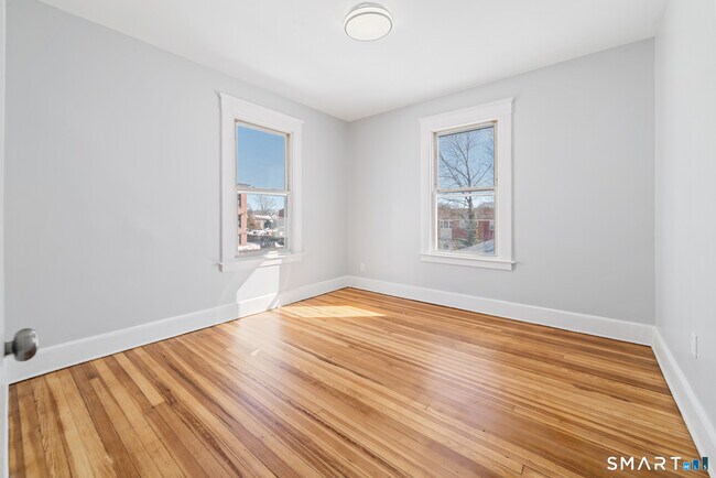 Building Photo - 196 Center St