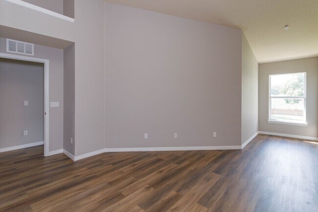 Building Photo - Spacious 4-Bedroom, 2.5-Bathroom Townhome ...