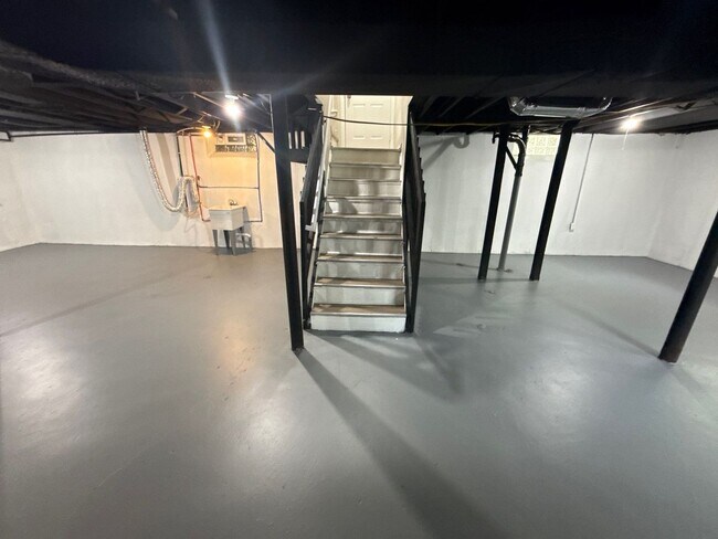 Building Photo - Freshly Renovated 3-Bedroom Home – Quality...