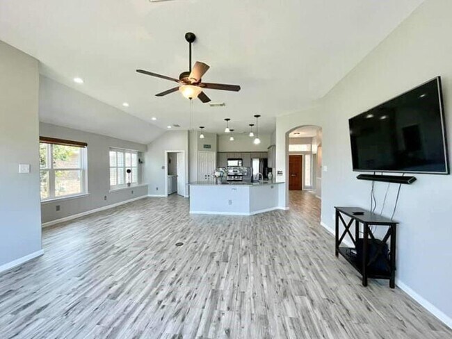 Building Photo - 2526 Lake Dale Ln