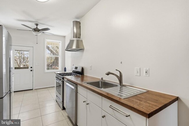 Building Photo - 707 15th St NE