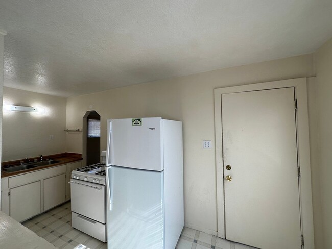 Building Photo - 725 1/2 Kern St Apt B -- West Valley Real ...