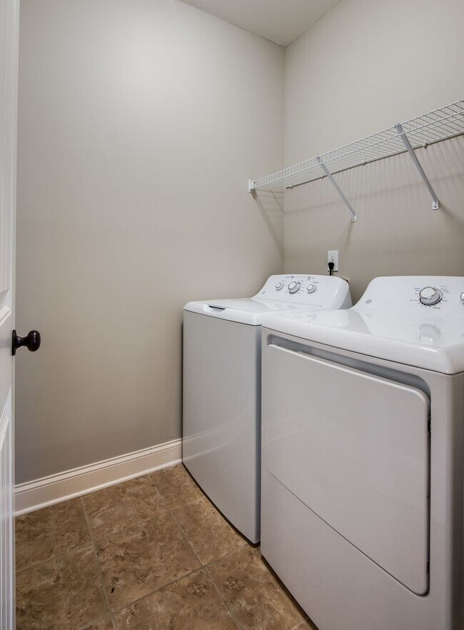 Building Photo - 3 Bed, 2.5 Bath End Unit Townhome w/ Garage