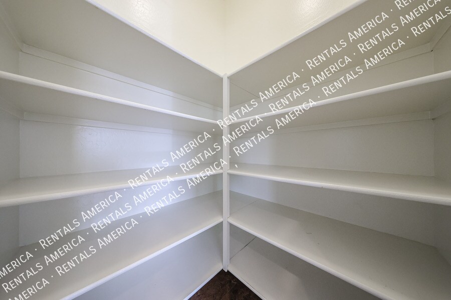 Building Photo - 1133 E Buckingham Ave