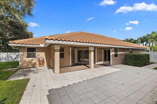 Building Photo - 10 Valencia Dr