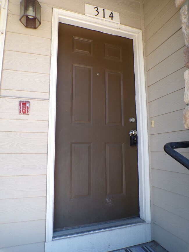 Building Photo - Spacious 2-Bed, 2.5-Bath Condo in Cherry C...