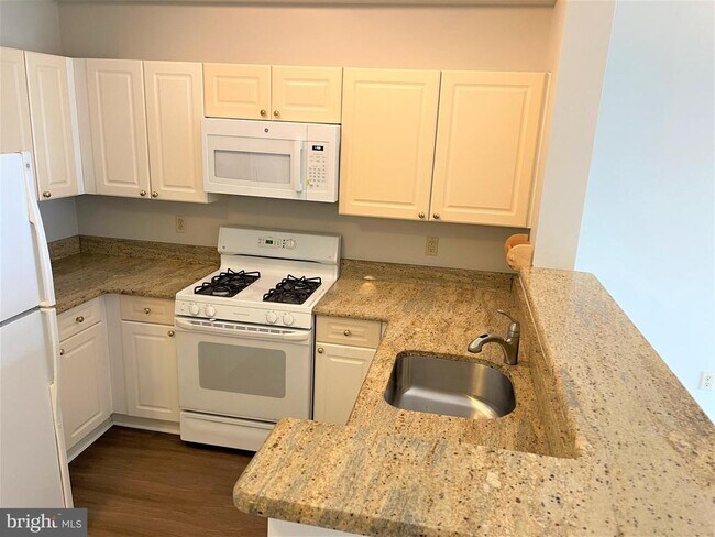 Building Photo - 1641 International Dr