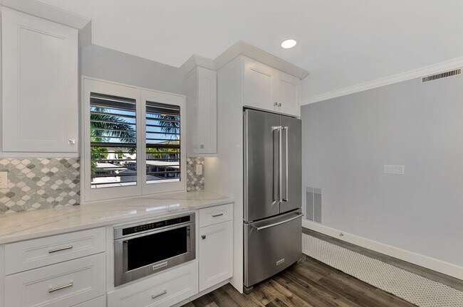 Building Photo - LUXURY LONGBOAT LIVING AT IT’S FINEST! AVA...