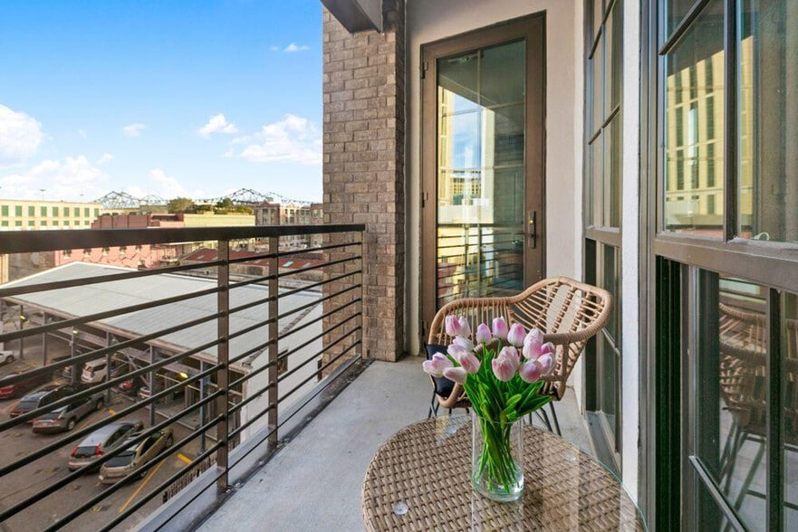 Building Photo - 611 Commerce St