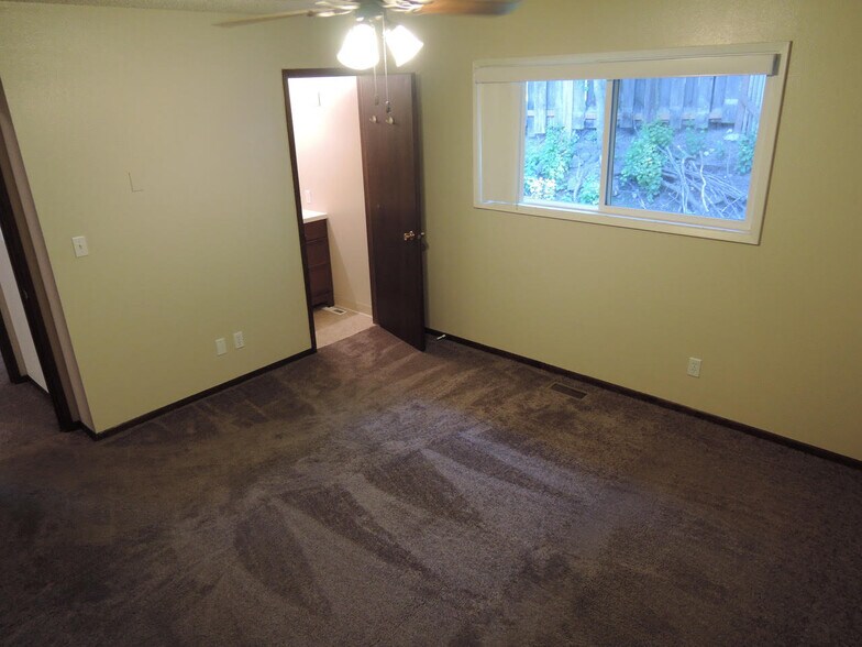 Master Bedroom - 625 SW Center St