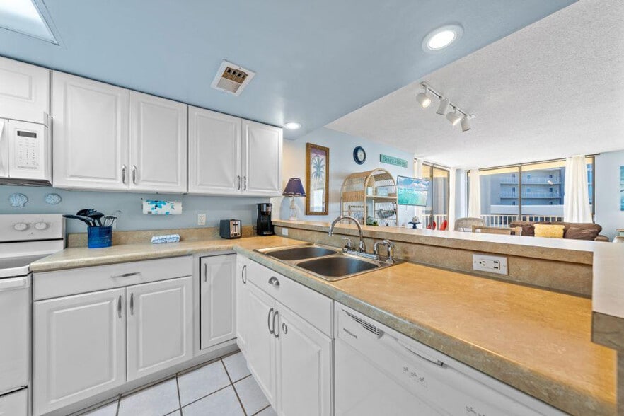 Building Photo - 505 E Beach Blvd