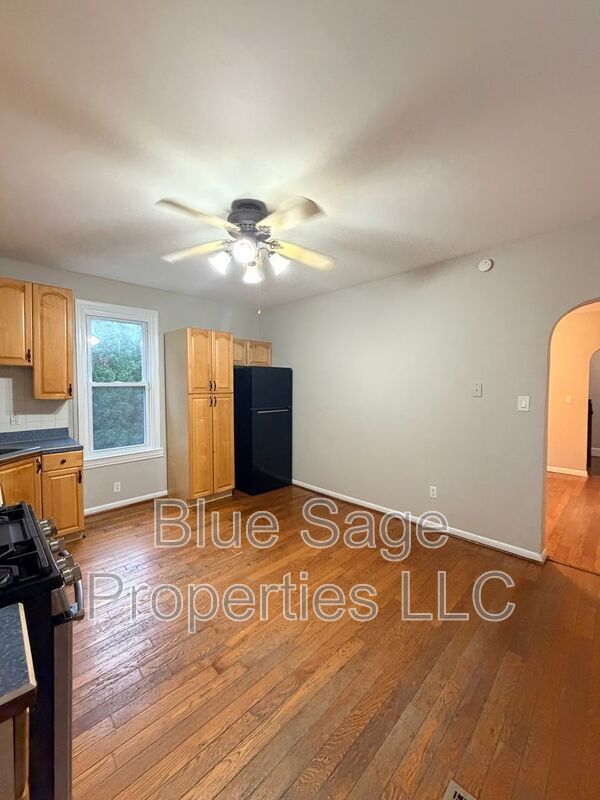 Building Photo - 913 8th Ave