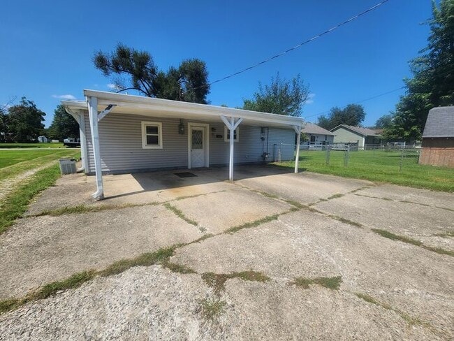 Building Photo - Charming 2-Bedroom Home On Terre Hautes North Side Near Terre Town School