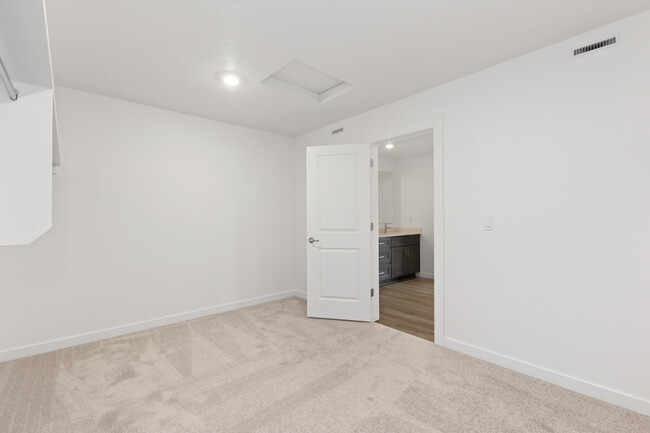 Building Photo - 6658 W Aileron St