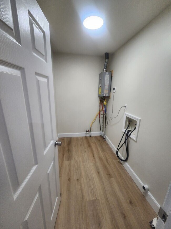 Building Photo - Beautiful and spacious 3 bedroom 1 bath ho...