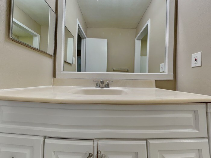 Building Photo - 22311 Meadowgate Dr