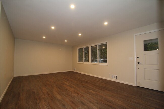 Building Photo - 34 Bright Oaks Dr