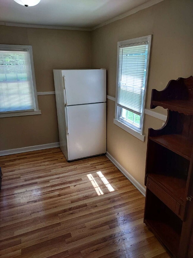 Building Photo - "Charming 2-Bedroom Gem with Cozy 744 Sq F...