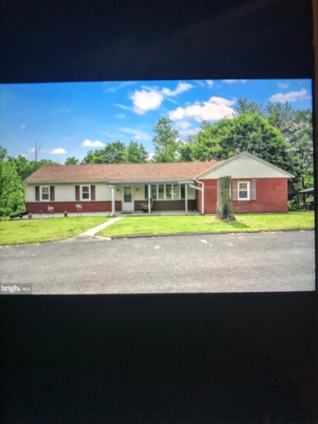 Building Photo - 17 Racehorse Dr