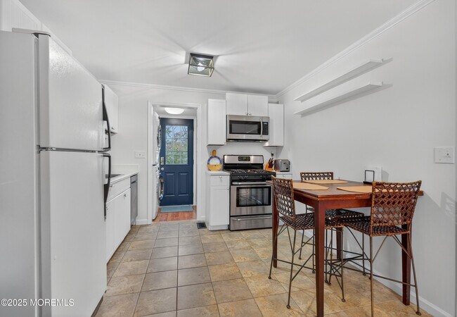 Building Photo - 1114 6th Ave