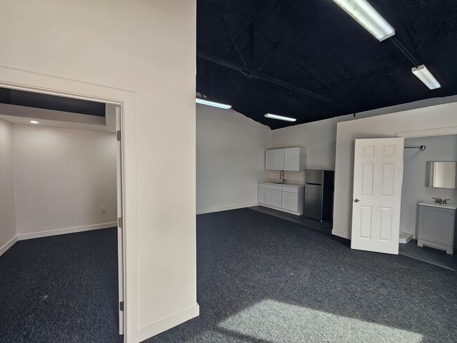 Building Photo - DETACHED ONE BEDROOM CASITA ON HORSE PROPERTY