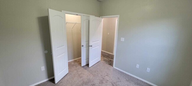 Building Photo - Beautiful property with granite countertops!