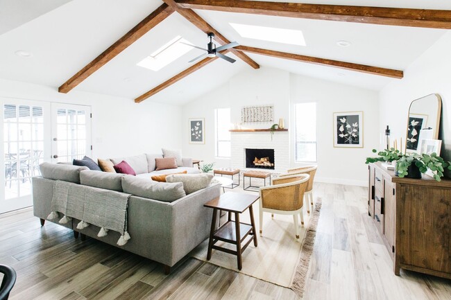 Building Photo - Stunning Remodel near Old Town!