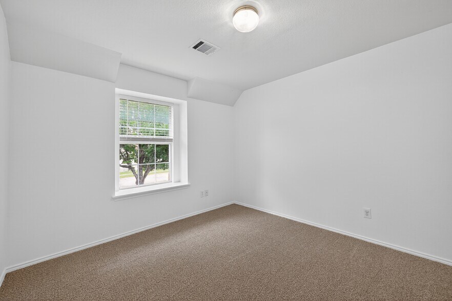 Building Photo - 2125 Elm Falls Pl