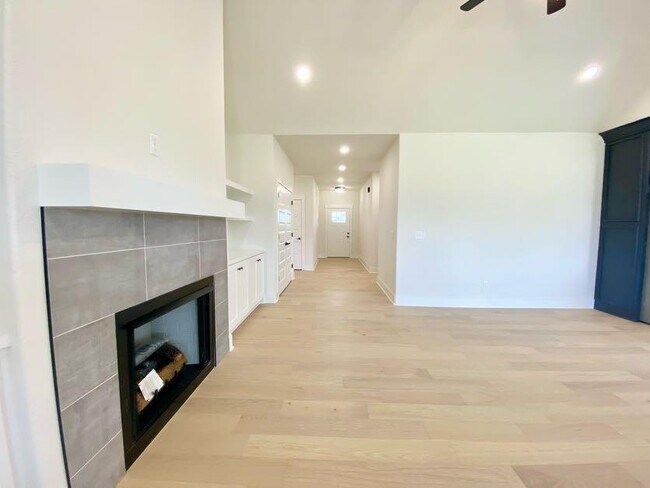 Building Photo - 730 Marianne St